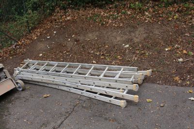 un tas de bois et une boîte posée par terre