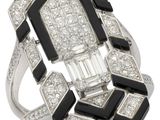 un gros plan sur une bague sertie d'un diamant, en noir et blanc
