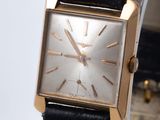 une montre posée sur un bracelet en cuir noir