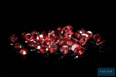 un tas de cristaux rouges sur fond noir