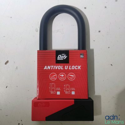 un gros plan d'un cadenas rouge et noir accroché à un mur