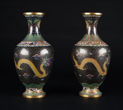 paire de vases chinois en émail cloisonné, avec des anses en forme de dragon