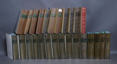 plusieurs livres sont empilés sur une table