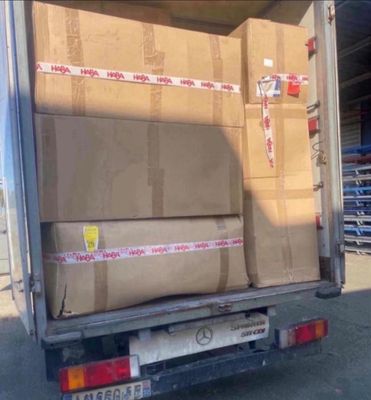 un camion dont l'arrière est rempli de cartons