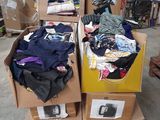 une pile de boîtes empilées les unes sur les autres