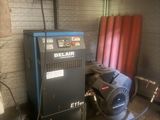 une machine qui se trouve à l'intérieur d'un garage