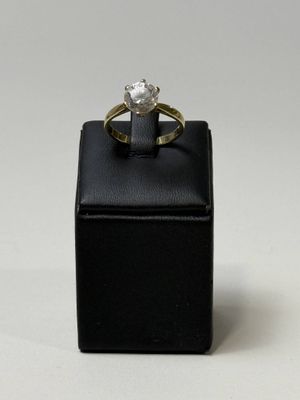une photo d'une bague en diamant posée sur une boîte noire