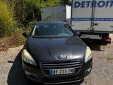 une voiture noire garée devant un camion