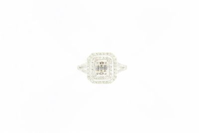 gros plan d'une bague en diamant sur fond blanc