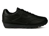 un gros plan sur une paire de baskets noires sur fond blanc
