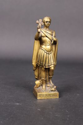 figurine en laiton représentant un soldat romain tenant une épée et un bouclier