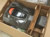 une boîte avec une télécommande à l'intérieur