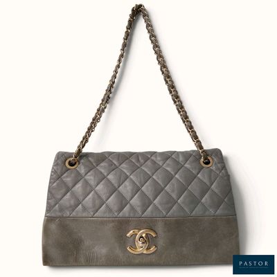 Sac à rabat Chanel en cuir d'agneau matelassé gris