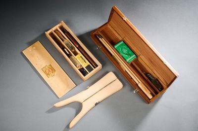 une boîte en bois contenant une paire de ciseaux et une paire de pinces