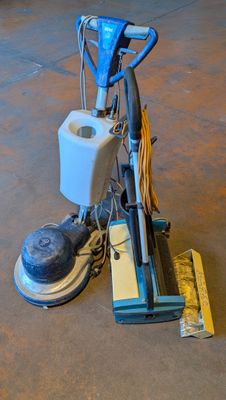 une machine posée sur le sol de la pièce