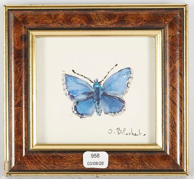 tableau représentant un papillon bleu, encadré dans un cadre en bois et accroché au mur