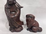 deux figurines représentant une femme et un chien sur fond blanc
