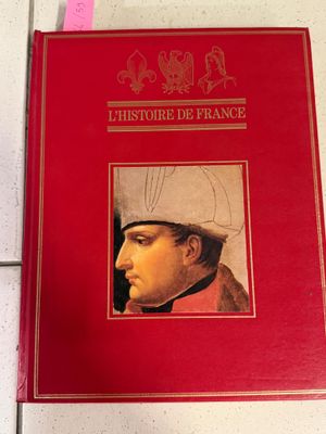 la couverture d'un livre rouge sur laquelle figure l'image d'un homme coiffé d'un chapeau blanc