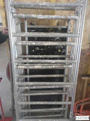une étagère métallique qui a été installée dans une pièce