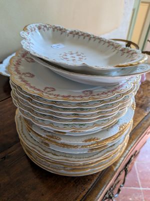 plusieurs assiettes empilées sur une table