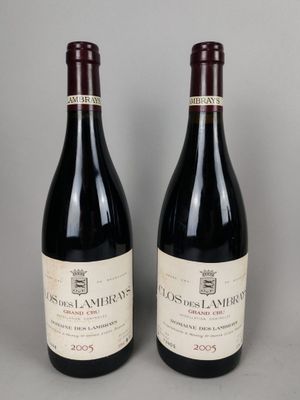 deux bouteilles de vin rouge posées l'une à côté de l'autre sur une table