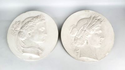 deux pièces romaines, dont l'une représente la tête d'une femme et l'autre la tête d'un