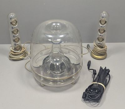 une lampe posée sur une table à côté d'une lampe