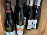 plusieurs bouteilles de vin se trouvent sur une étagère dans un magasin