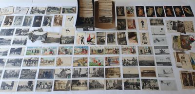 beaucoup de vieilles photos posées sur une table, à côté d'un livre