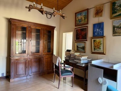 une photo d'un bureau à domicile avec un bureau et une armoire