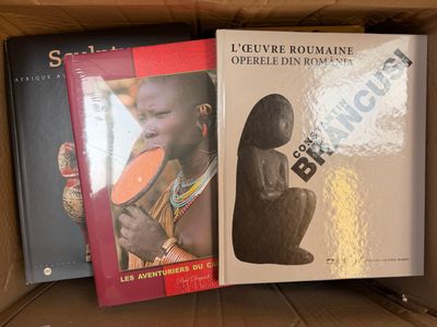 deux livres dans une boîte posée sur une table, dont l'un est ouvert
