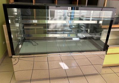 une vitrine en verre au milieu d'un magasin