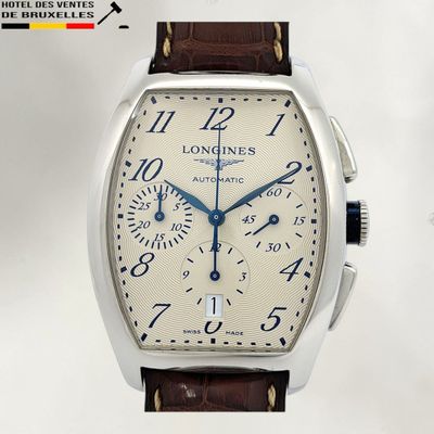 une photo d'une montre Longines avec un cadran blanc et un bracelet en cuir marron