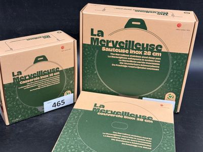 trois boîtes de matériel médical posées les unes à côté des autres sur une table