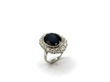 une image d'une bague en diamant et saphir sur fond blanc