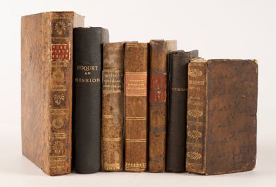 plusieurs vieux livres sont empilés sur une surface blanche