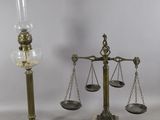 une image représentant une balance sur laquelle sont posés une bougie et un verre