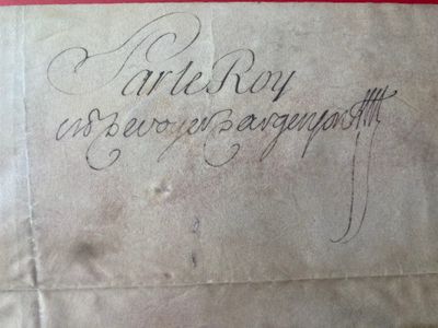 un gros plan d'un morceau de papier sur lequel on a écrit