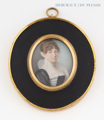 portrait d'une femme vêtue d'une robe noire et blanche, dans un cadre doré