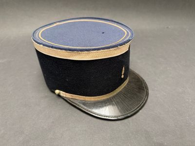 un chapeau posé sur une table