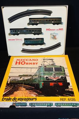 une boîte contenant un train sur une table