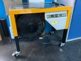une machine posée sur le sol d'une pièce