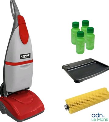 gros plan d'un aspirateur et de produits de nettoyage sur fond blanc