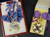 un ruban violet dans une boîte rouge avec une médaille d'or et un ruban violet dans une boîte rouge