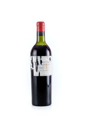 une bouteille de vin posée sur une table