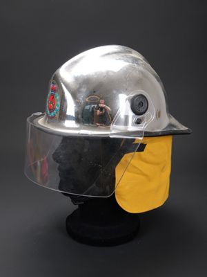 casque de pompier argenté avec visière jaune et écran facial