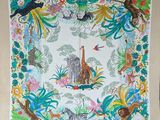 une photo d'une écharpe ornée d'animaux et de plantes
