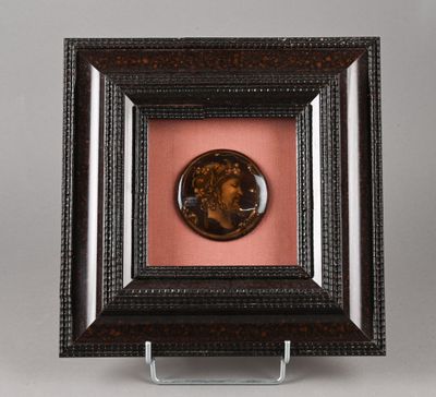 Petite plaque circulaire émaillée à profil d'un homme à l'an…