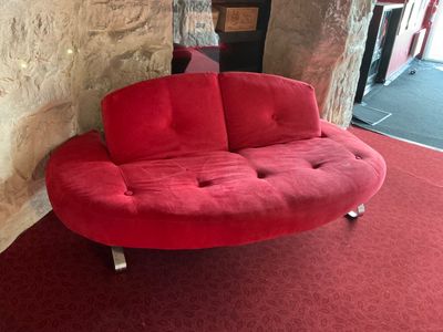 un canapé rouge posé sur un tapis rouge