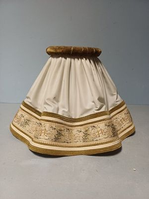 un chapeau blanc et doré orné d'une bordure dorée